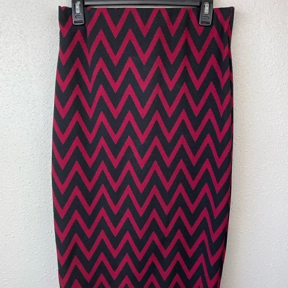 EUC Vitta Luna Womens Black and Red Chevron Pattern Midi Skirt Size M
